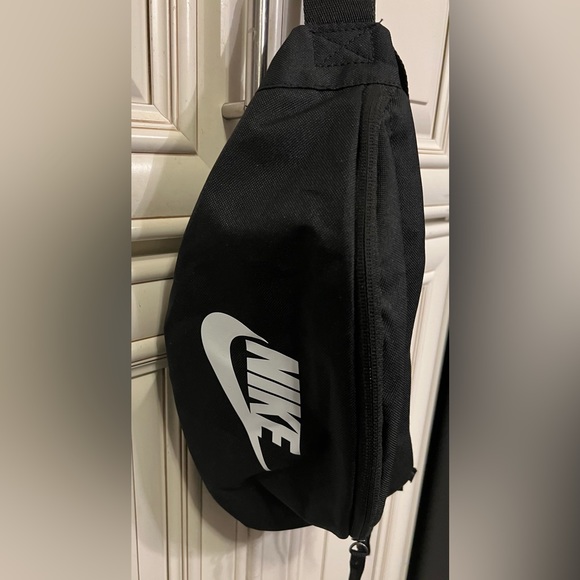 Nike Sportswear Heritage Fanny Pack BA5750-010 - Picture 1 of 11